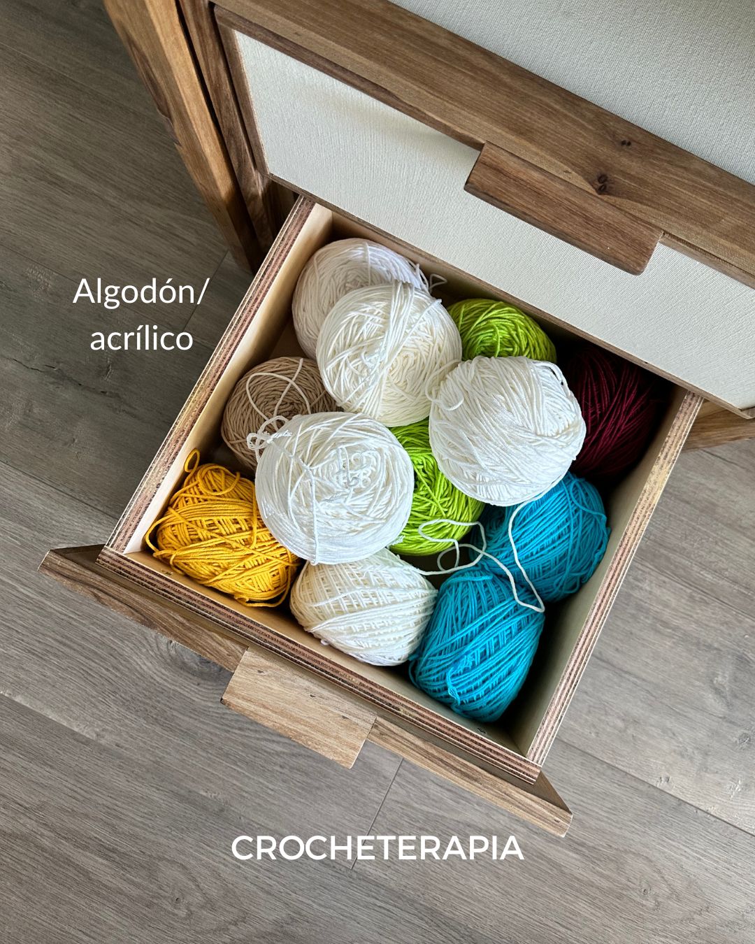 Ovillos de algodón y acrílico de colores en un cajón
