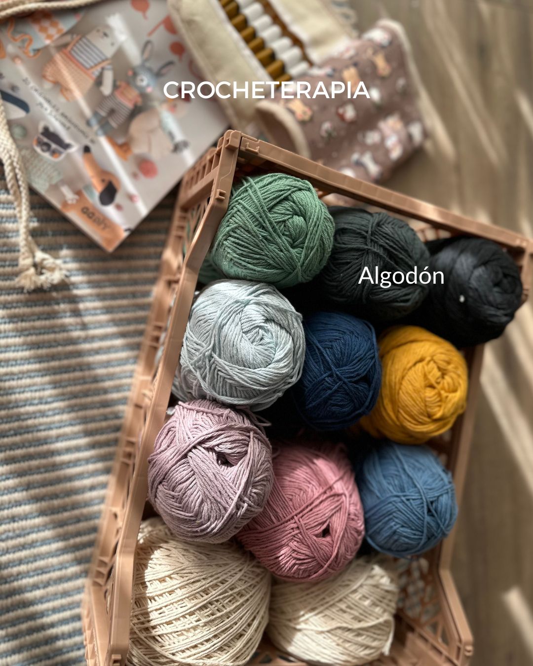 Ovillos de algodón de colores en una canasta