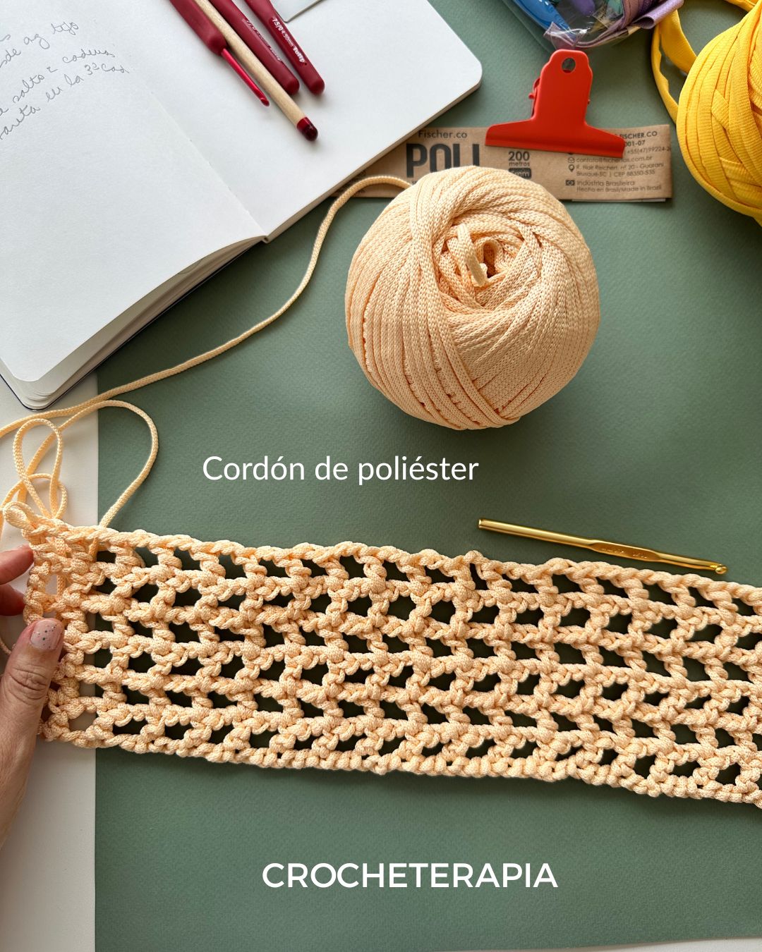 Cordón de poliéster y una muestra tejida a crochet